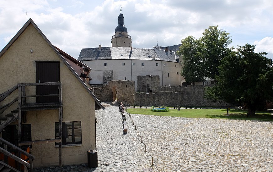 Burg Falkenstein - Blick über die Vorburg zur Kernburg
